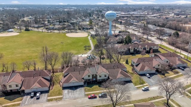 823 E Coach Road 8, Palatine, IL 60074