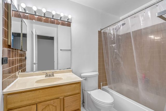 823 E Coach Road 8, Palatine, IL 60074