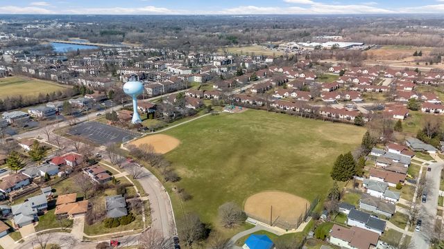 823 E Coach Road 8, Palatine, IL 60074