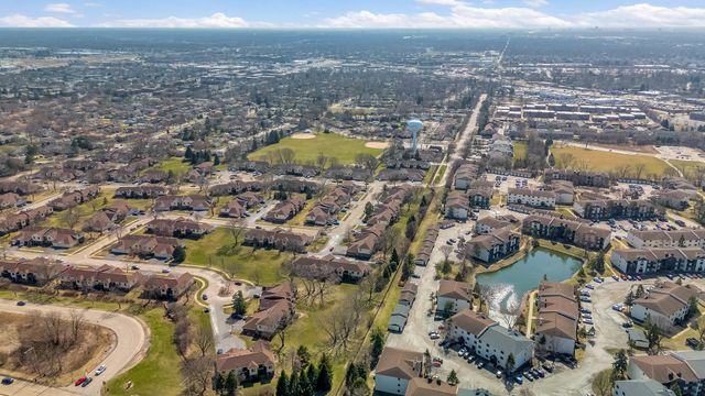 823 E Coach Road 8, Palatine, IL 60074