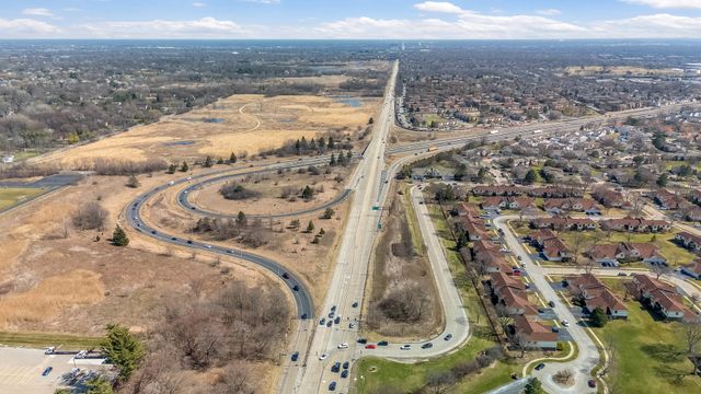 823 E Coach Road 8, Palatine, IL 60074