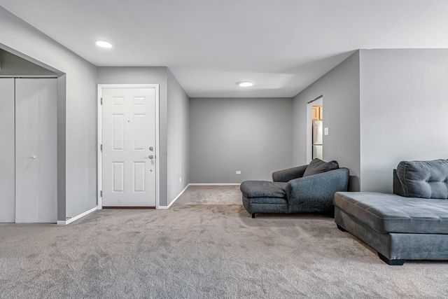 823 E Coach Road 8, Palatine, IL 60074