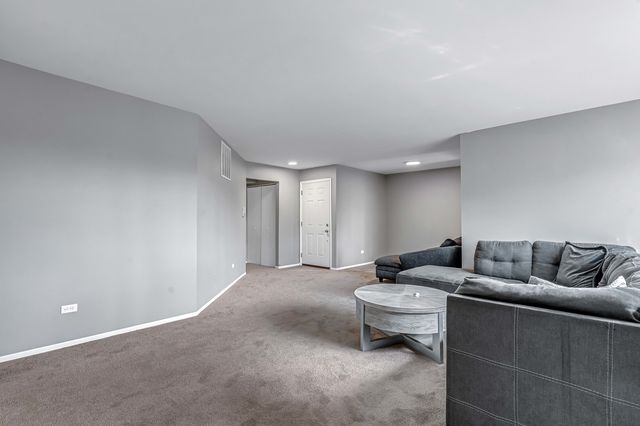 823 E Coach Road 8, Palatine, IL 60074