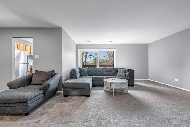 823 E Coach Road 8, Palatine, IL 60074