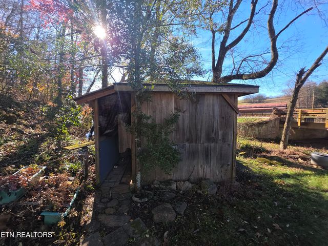 12184 Paw Paw Plains Rd, Lenoir City, TN 37771