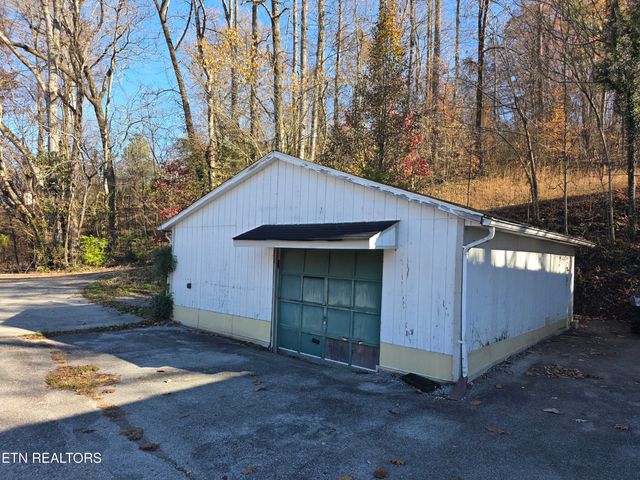 12184 Paw Paw Plains Rd, Lenoir City, TN 37771