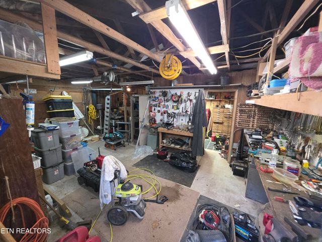 12184 Paw Paw Plains Rd, Lenoir City, TN 37771