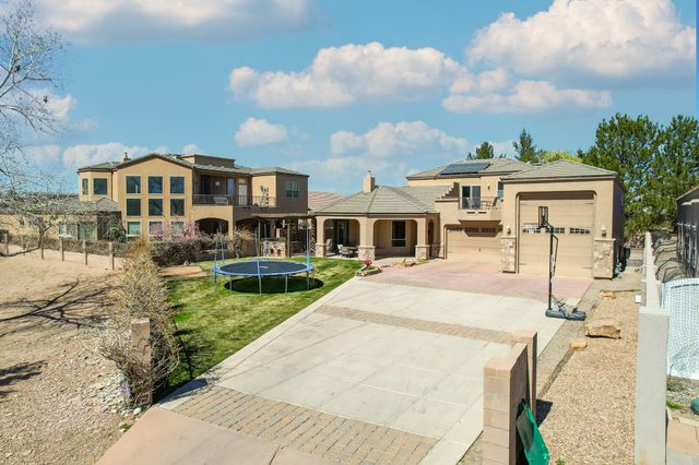 323 Nuevo Hacienda Lane NW, Los Ranchos, NM 87107