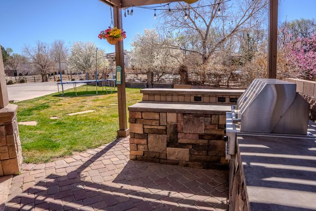 323 Nuevo Hacienda Lane NW, Los Ranchos, NM 87107