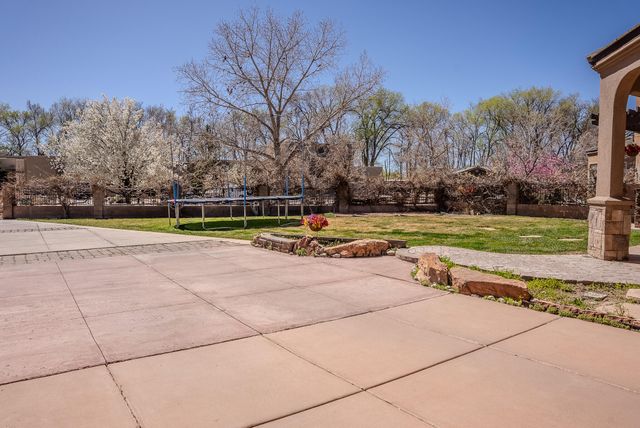 323 Nuevo Hacienda Lane NW, Los Ranchos, NM 87107