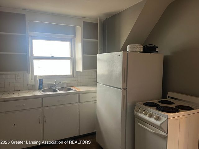 1913 Stirling Avenue, Lansing, MI 48910