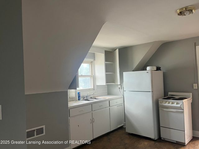 1913 Stirling Avenue, Lansing, MI 48910