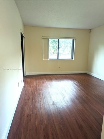 453 Lakeview Dr 4, Weston, FL 33326