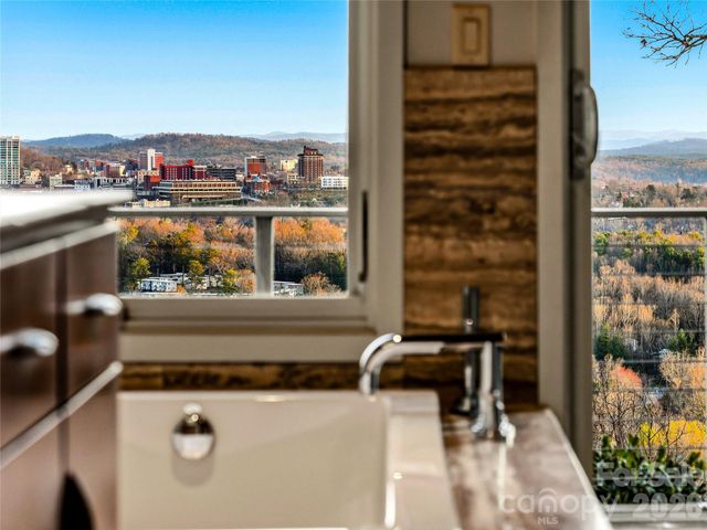 102 Horizon Hill Road, Asheville, NC 28804