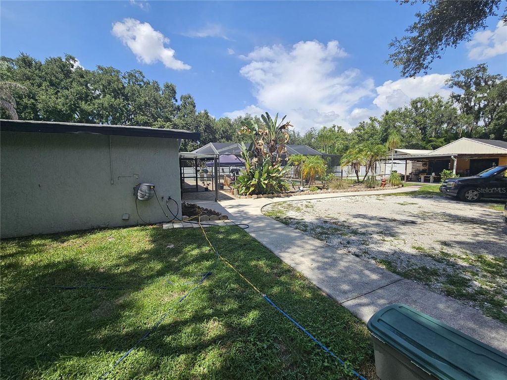 Image 11 of property listing at 16109 INDIAN MOUND ROAD, Tampa, FL 33618
