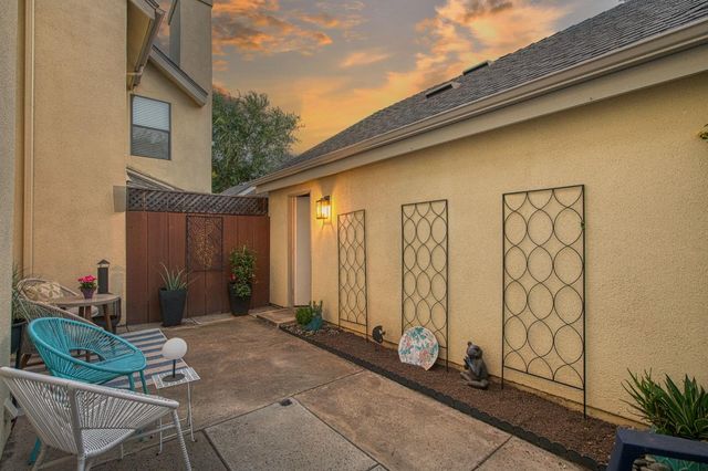 921 E Foxhill Drive, Fresno, CA 93720