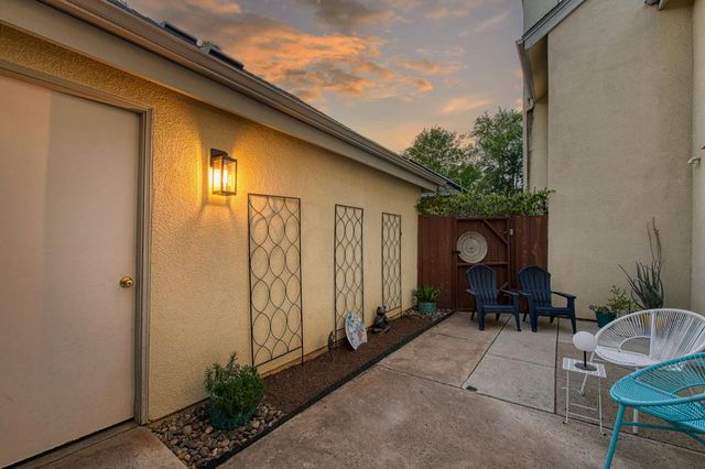 921 E Foxhill Drive, Fresno, CA 93720