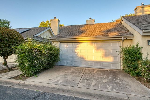 921 E Foxhill Drive, Fresno, CA 93720