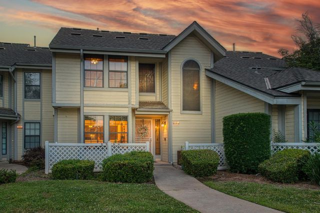921 E Foxhill Drive, Fresno, CA 93720