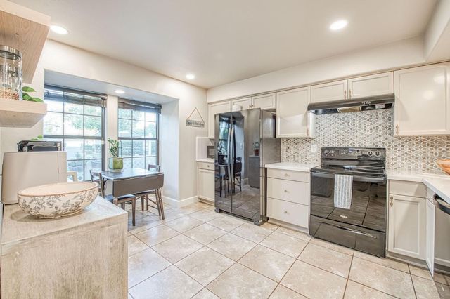 921 E Foxhill Drive, Fresno, CA 93720