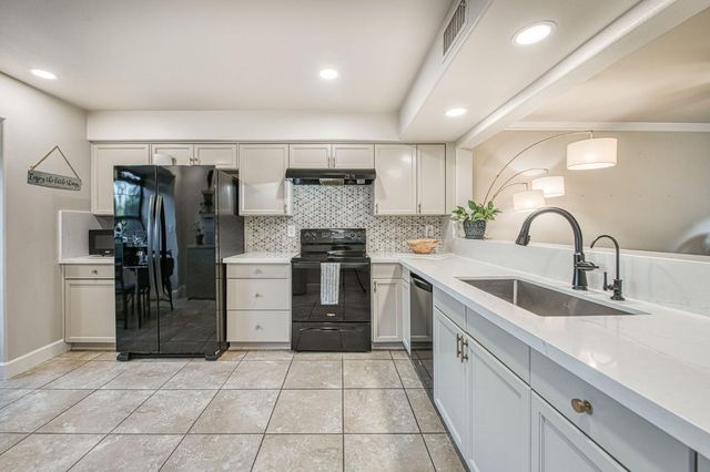 921 E Foxhill Drive, Fresno, CA 93720