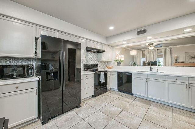 921 E Foxhill Drive, Fresno, CA 93720