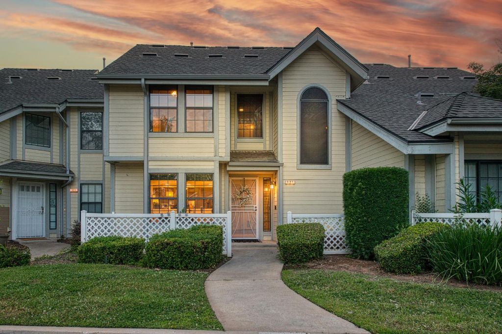 921 E Foxhill Drive, Fresno, CA 93720