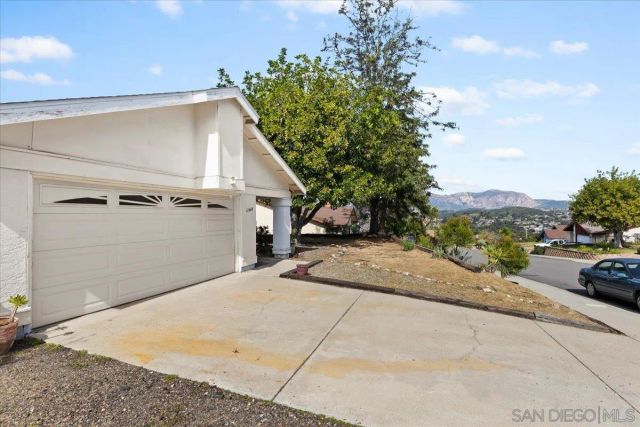 12448 Ridgeton Dr, Lakeside, CA 92040