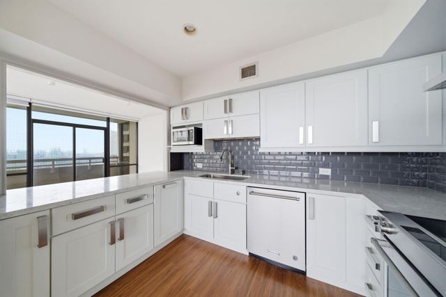 15 Greenway Plaza 25J, Houston, TX 77046