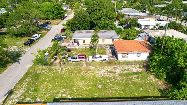 1141 Peak Road, Lake Worth, FL 33462