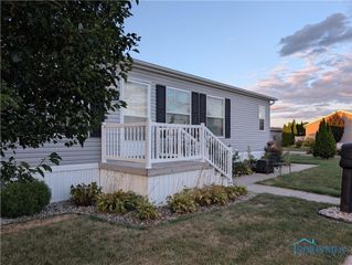 109 Woodcreek Boulevard, Walbridge, OH 43465