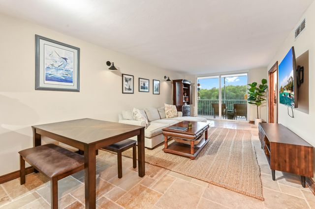 689 NE 6th Court 2090, Boynton Beach, FL 33435