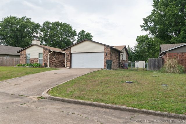 2307 E Fieldstone Street, Okmulgee, OK 74447