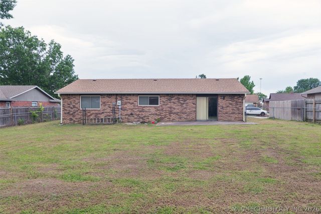 2307 E Fieldstone Street, Okmulgee, OK 74447
