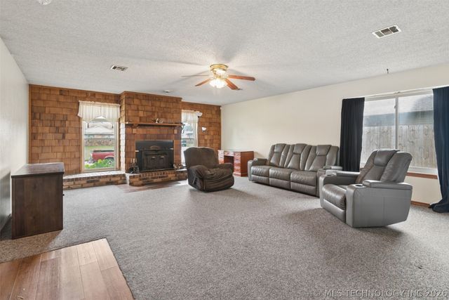 2307 E Fieldstone Street, Okmulgee, OK 74447
