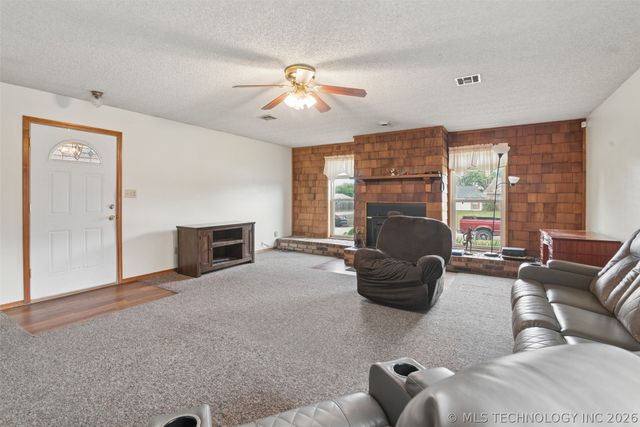 2307 E Fieldstone Street, Okmulgee, OK 74447