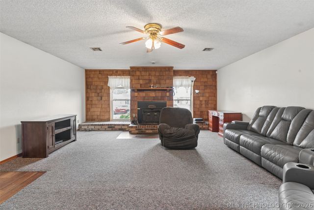 2307 E Fieldstone Street, Okmulgee, OK 74447