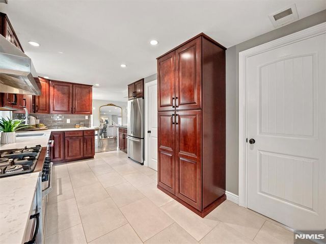 47 W Saddle River Road, Waldwick, NJ 07463