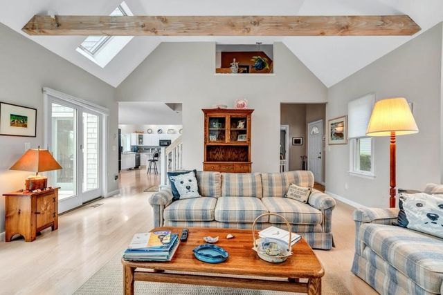 35 Punkhorn Point Rd, Mashpee, MA 02649