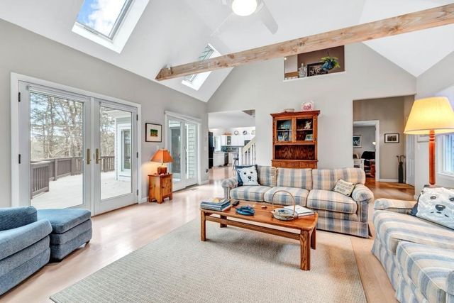35 Punkhorn Point Rd, Mashpee, MA 02649