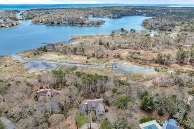 35 Punkhorn Point Rd, Mashpee, MA 02649