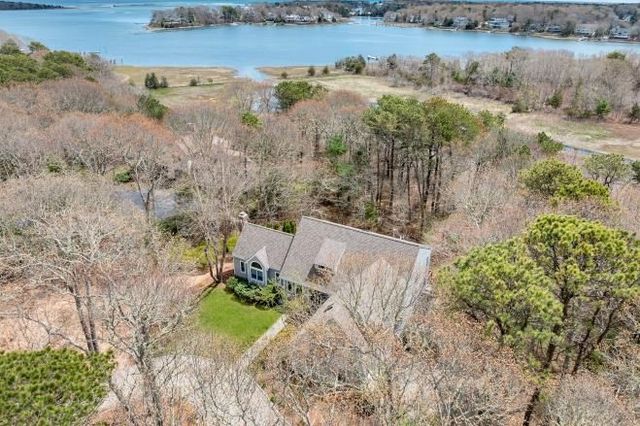 35 Punkhorn Point Rd, Mashpee, MA 02649