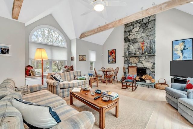 35 Punkhorn Point Rd, Mashpee, MA 02649