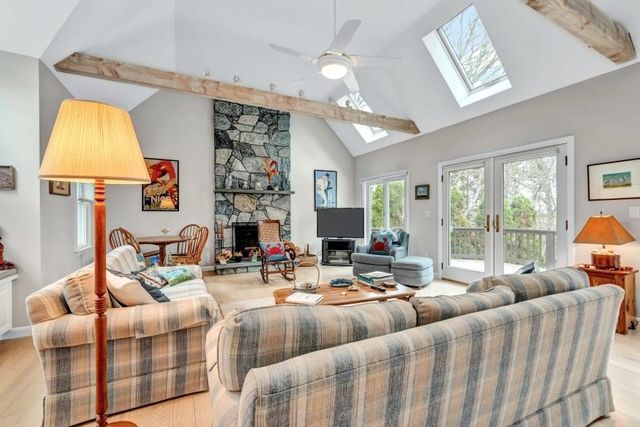 35 Punkhorn Point Rd, Mashpee, MA 02649
