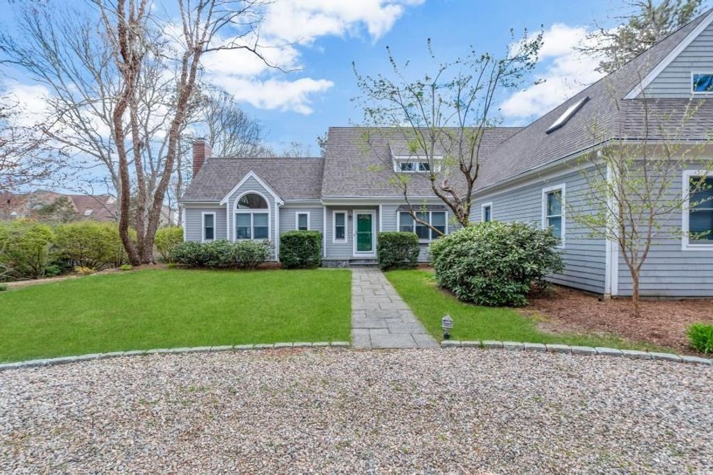 35 Punkhorn Point Rd, Mashpee, MA 02649
