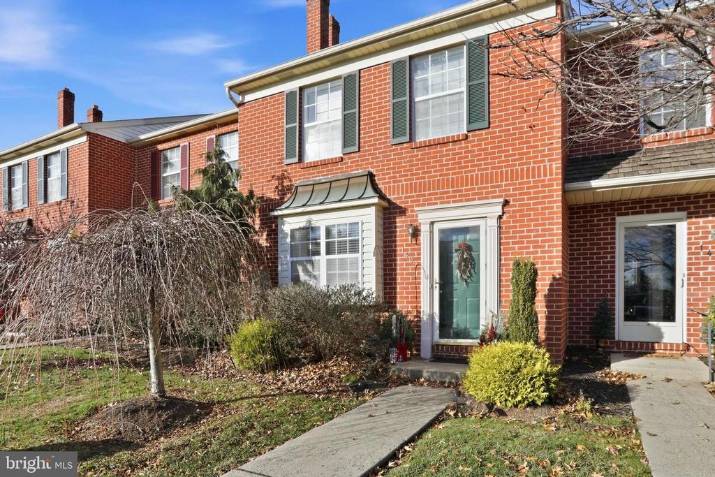 1405 VILLAGE GREEN DR, Gilbertsville, PA 19525