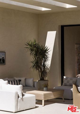 5105 Oakdale Avenue, Los Angeles, CA 91364