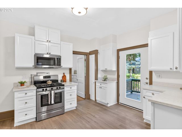3957 E BURNSIDE St, Portland, OR 97214