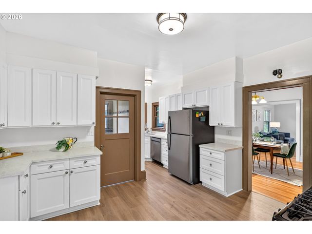 3957 E BURNSIDE St, Portland, OR 97214