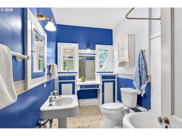 3957 E BURNSIDE St, Portland, OR 97214
